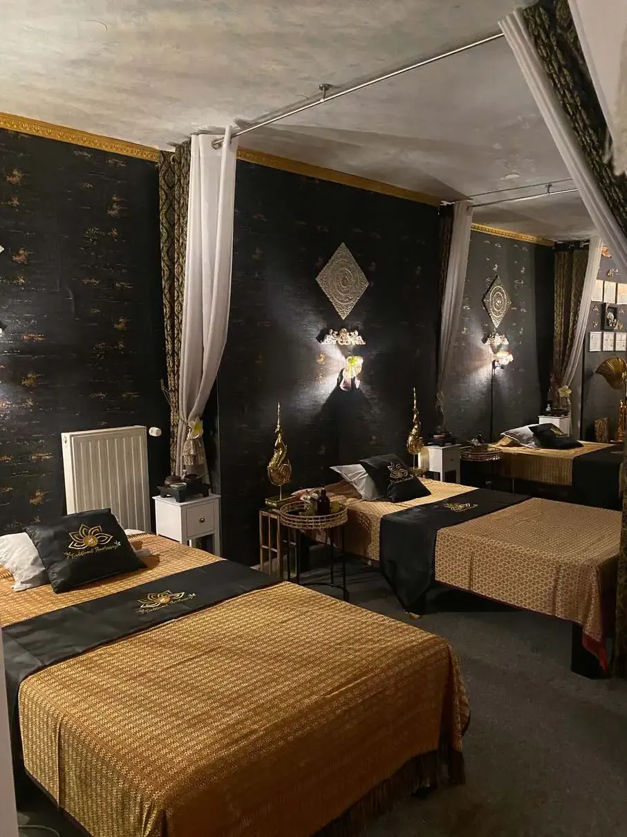 Flur mit Massage-Liegen